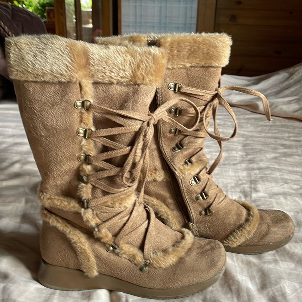 Like new soft fuzzy boots size 8
